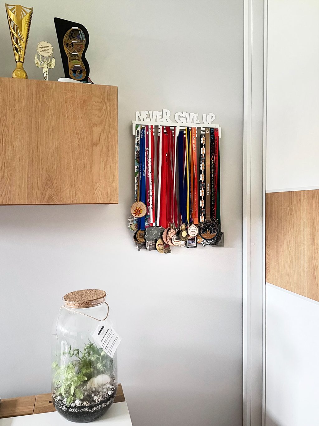 Wieszak na medale Never give up 40 cm